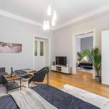 Spacious & Cozy Downtown Apartment With Balcony بودابست المظهر الخارجي الصورة